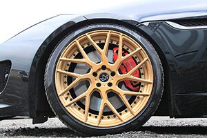 Колеса золотого цвета Jaguar F-Type Predator